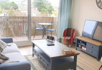Le Canetois Appartement au calme avec balcon climatis   en bord de mer has Balcony rooms