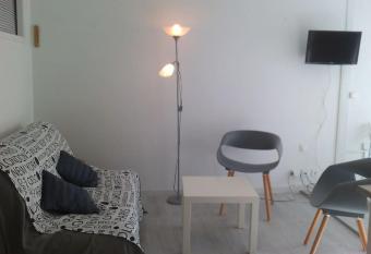 APPARTEMENT P2 + CABINE LE GRAU DU ROI allows 18 year olds to book a room