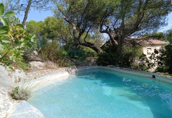 Vacances en famille aux Gabions allows 18 year olds to book a room