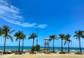 BEACH FRONT modern room + Free hi speed Wi-Fi allows 18 year olds to book a room