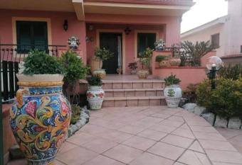 Casa Vacanze LE GIARE di Brucoli allows 18 year olds to book a room