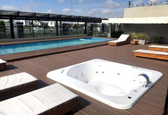 Studio GreenHaus - Pileta - Gym - Sauna has rooms with a private hot tub