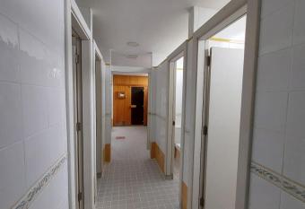 Apartamento en urbanizaci  n lujo has rooms with a private hot tub