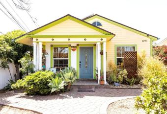 Nagy's Artsy B&B for 8 with Jacuzzi & Fireplace has rooms with a private hot tub