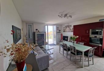 Charmant duplex    500 m de la plage has Balcony rooms