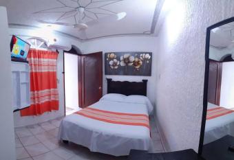 CASA MIKAL: Habitaci  n Minimalista P/2 Personas allows 18 year olds to book a room