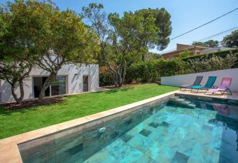 Villa Beaumette has Balcony rooms