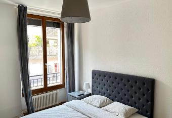Quartier de Plainpalais allows 18 year olds to book a room