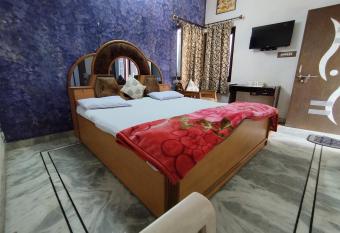 ARAVALI GUEST HOUSE UDAIPUR has Smoking rooms