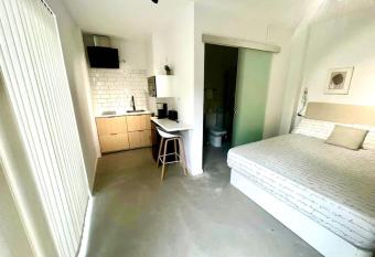 Estudio centro Villanueva Ca  ada allows 18 year olds to book a room