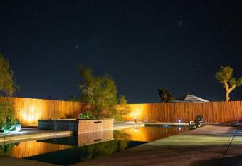 Tranquil Family Friendly Pool Sanctuary Near Jtnp has rooms with a private hot tub