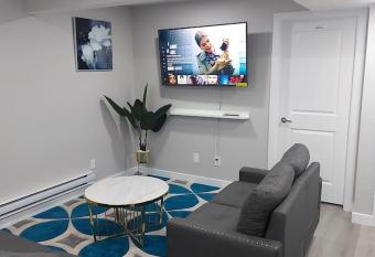 Treasure Villa:Peaceful Guest Suite Near Airport allows 18 year olds to book a room