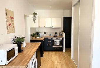 T2 NEUF Proche gare lumineux allows 18 year olds to book a room