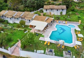 Vintage Resort Studio 18 has Balcony rooms