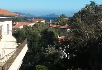 T1 rez de jardin avec grande terrasse     St Aygulf has Balcony rooms