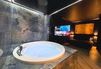 myinsolite-l onyx allows 18 year olds to book a room