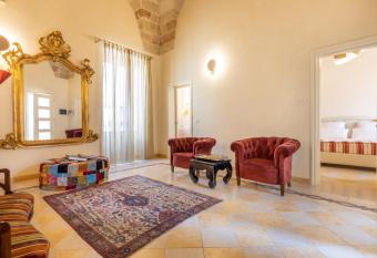 L HOTELPARTICULIER has rooms with a private hot tub