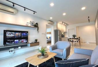 Teega Suites Puteri Harbour_5 Min to Legoland_6Pax has rooms with a private hot tub