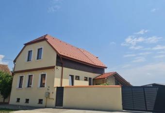 La   ura has Balcony rooms