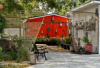Flora's Garden Apartment/Studio has Balcony rooms