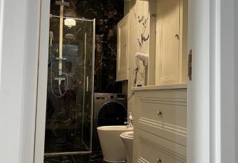 Apartament Anisia Alezzi Infiniti Resort & Spa has rooms with a private hot tub