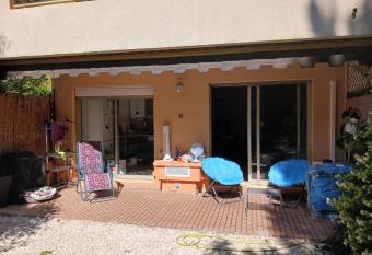 Rez-de-jardin grand studio allows 18 year olds to book a room