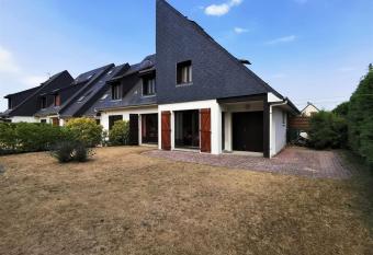 Cottage    2 mn    pied de la mer has Balcony rooms