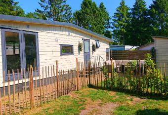 *Second Chance* Mooie chalet met 2 slaapkamers en omheinde tuin in bosrijke omgeving. has Balcony rooms