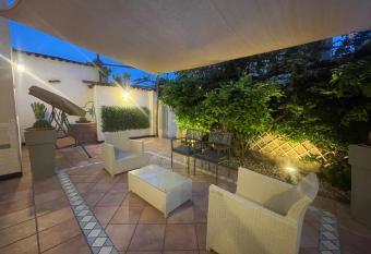 Sky and Green Luxury Apartament allows 18 year olds to book a room