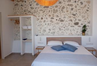 EFHARIS rustic delux studio allows 18 year olds to book a room