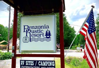 Benzonia Rustic Resort has Balcony rooms