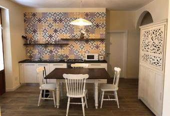 (null) has Balcony rooms