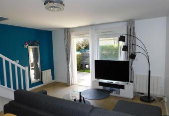 Maison Mitoyenne (Duplex) allows 18 year olds to book a room