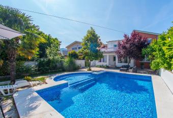 Villa Fiori allows 18 year olds to book a room