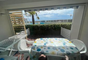 T3 front de mer avec piscine has Balcony rooms