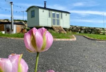 The Stone Wall Hideaway has rooms with a private hot tub