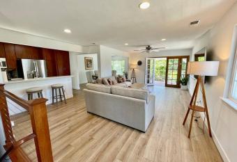 Modern Home 5min to DelMar Beach has Balcony rooms