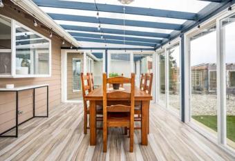 Shiny Rambler House with Spacious Solarium. allows 18 year olds to book a room