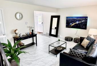 NEW Luxury 2 bedroom Near Airport and I-87 highway & Saratoga Racetrack allows 18 year olds to book a room