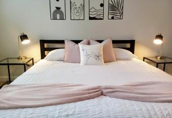 Two Bella - 2 BR Luxury Apt - POOL - 4 Mi to Beach allows 18 year olds to book a room