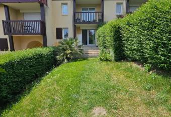 Le Rez de Jardin du Vert Coteau has Balcony rooms