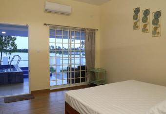 Kings Holidays has Balcony rooms