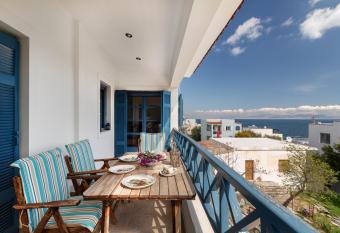 Nefeli s House has Balcony rooms