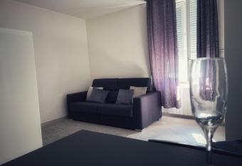 Superbe studio allows 18 year olds to book a room