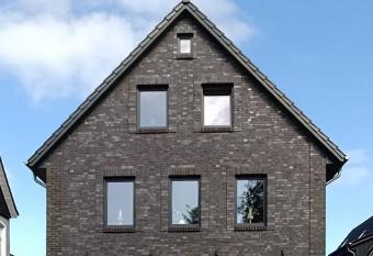 Moderne Ferienwohnung direkt am Kanal / Neubau has Balcony rooms