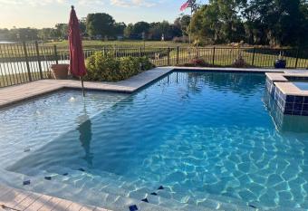 LaCasa Plant City has rooms with a private hot tub