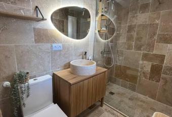 Appt neuf 37m2 100m de la mer allows 18 year olds to book a room