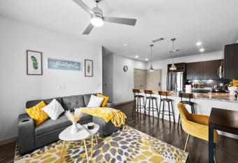 Luxury King Suite w Pool, Free Parking, Off Hwy 121 and PGA Golf Course has Balcony rooms