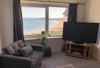 Two bed flat with stunning views over Fistral Bay! has Balcony rooms