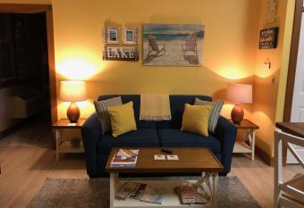 Lakeside Suites has rooms with a private hot tub